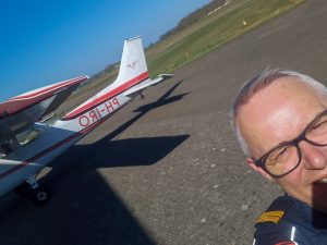 Foto van boa Pieter van Dijk met verkenningsvliegtuig Charly