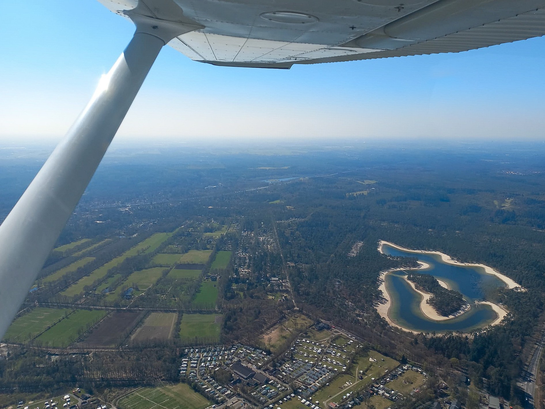 Luchtfoto van het Nationaal Park Utrechtse Heuvelrug vanuit verkenningsvliegtuigje Charly.