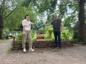 Onthulling van het zusterparkbord van de Tuinen van Tolsteeg
